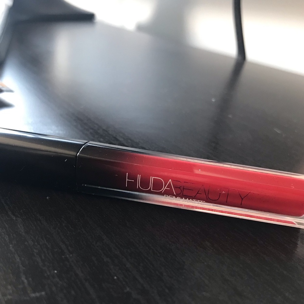 HUDA BEAUTY Demi Matte Cream Lipstick